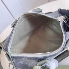 【顶级原单 M28638 】本款 Keepall Bandoulière 25 手袋溯源 2000 年代日本街头潮流,为 【顶级原单 M28638 】本款 Keepall Bandoulière 25 手袋溯源 2000 年代日本街头潮流,为