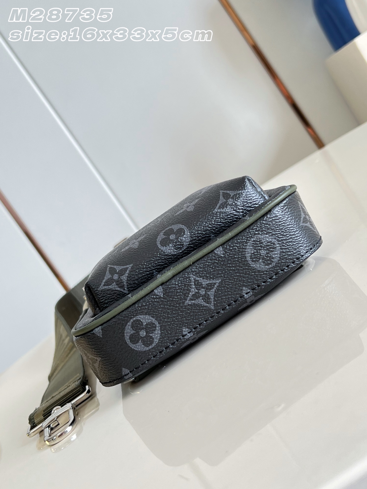 【顶级原单 M28735 】 Avenue PM单肩背包以Monogram Eclipse面料为特色,彰显简约之美。它以 【顶级原单 M28735 】 Avenue PM单肩背包以Monogram Eclipse面料为特色,彰显简约之美。它以