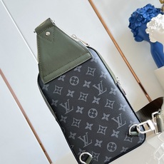 【顶级原单 M28735 】 Avenue PM单肩背包以Monogram Eclipse面料为特色,彰显简约之美。它以 【顶级原单 M28735 】 Avenue PM单肩背包以Monogram Eclipse面料为特色,彰显简约之美。它以