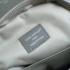 【顶级原单 M28735 】 Avenue PM单肩背包以Monogram Eclipse面料为特色,彰显简约之美。它以 【顶级原单 M28735 】 Avenue PM单肩背包以Monogram Eclipse面料为特色,彰显简约之美。它以