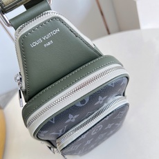 【顶级原单 M28735 】 Avenue PM单肩背包以Monogram Eclipse面料为特色,彰显简约之美。它以 【顶级原单 M28735 】 Avenue PM单肩背包以Monogram Eclipse面料为特色,彰显简约之美。它以