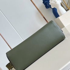【顶级原单 M28629 】本款 Courrier 邮差包采用 Monogram Eclipse 帆布,灵感源自 200 【顶级原单 M28629 】本款 Courrier 邮差包采用 Monogram Eclipse 帆布,灵感源自 200