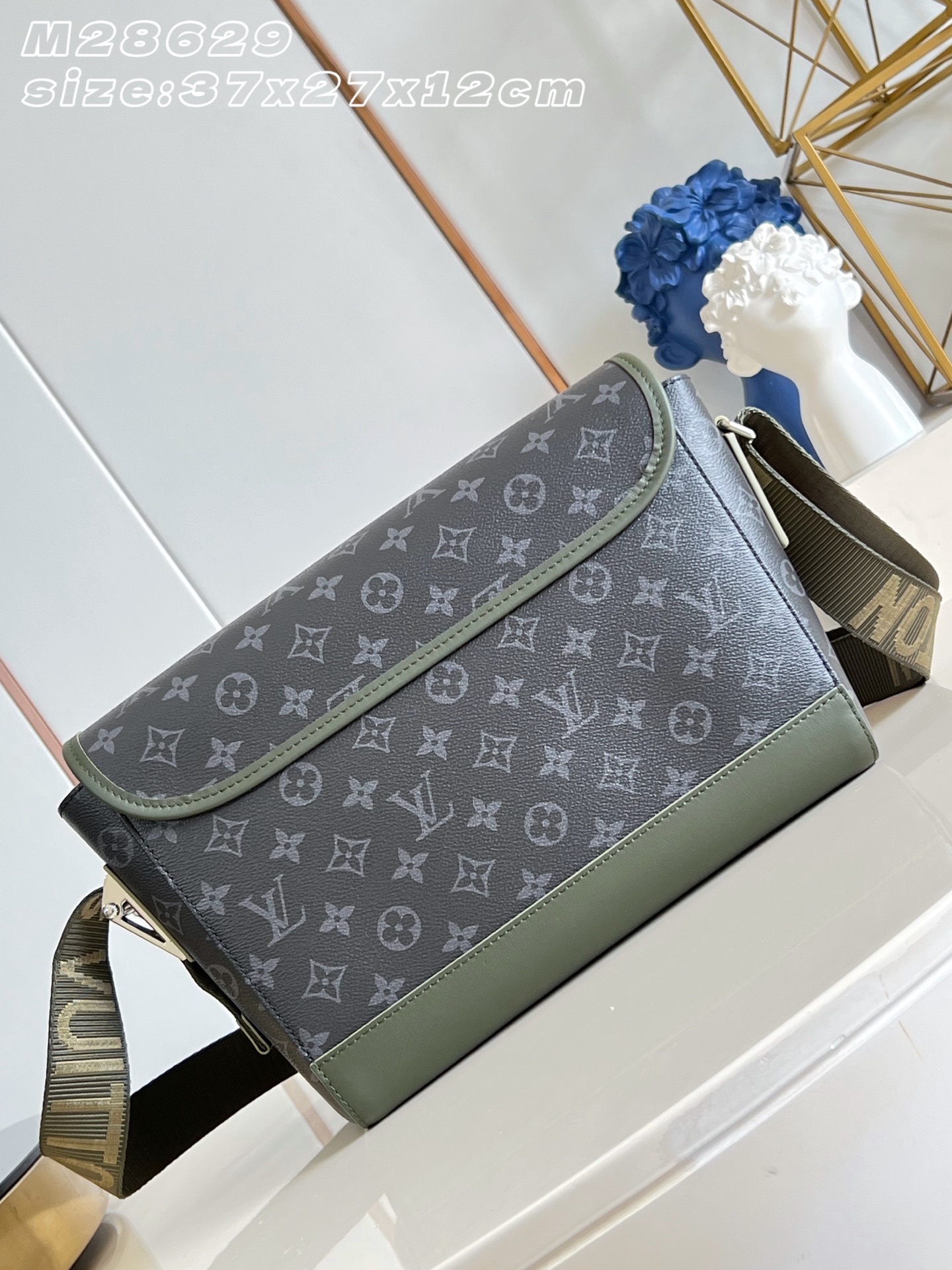 【顶级原单 M28629 】本款 Courrier 邮差包采用 Monogram Eclipse 帆布,灵感源自 200 【顶级原单 M28629 】本款 Courrier 邮差包采用 Monogram Eclipse 帆布,灵感源自 200
