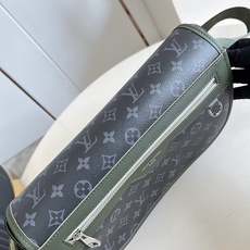 【顶级原单 M28629 】本款 Courrier 邮差包采用 Monogram Eclipse 帆布,灵感源自 200 【顶级原单 M28629 】本款 Courrier 邮差包采用 Monogram Eclipse 帆布,灵感源自 200
