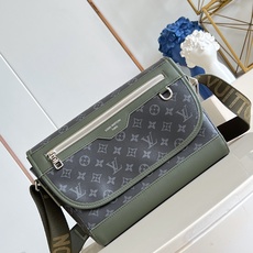 【顶级原单 M28629 】本款 Courrier 邮差包采用 Monogram Eclipse 帆布,灵感源自 200 【顶级原单 M28629 】本款 Courrier 邮差包采用 Monogram Eclipse 帆布,灵感源自 200