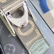 【顶级原单 M28629 】本款 Courrier 邮差包采用 Monogram Eclipse 帆布,灵感源自 200 【顶级原单 M28629 】本款 Courrier 邮差包采用 Monogram Eclipse 帆布,灵感源自 200