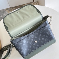 【顶级原单 M28629 】本款 Courrier 邮差包采用 Monogram Eclipse 帆布,灵感源自 200 【顶级原单 M28629 】本款 Courrier 邮差包采用 Monogram Eclipse 帆布,灵感源自 200