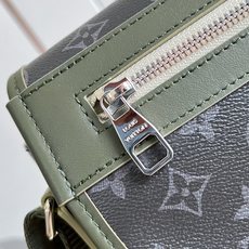 【顶级原单 M28629 】本款 Courrier 邮差包采用 Monogram Eclipse 帆布,灵感源自 200 【顶级原单 M28629 】本款 Courrier 邮差包采用 Monogram Eclipse 帆布,灵感源自 200