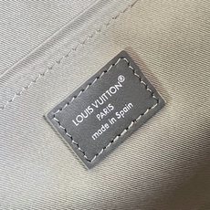 【顶级原单 M28629 】本款 Courrier 邮差包采用 Monogram Eclipse 帆布,灵感源自 200 【顶级原单 M28629 】本款 Courrier 邮差包采用 Monogram Eclipse 帆布,灵感源自 200