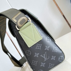 【顶级原单 M28629 】本款 Courrier 邮差包采用 Monogram Eclipse 帆布,灵感源自 200 【顶级原单 M28629 】本款 Courrier 邮差包采用 Monogram Eclipse 帆布,灵感源自 200