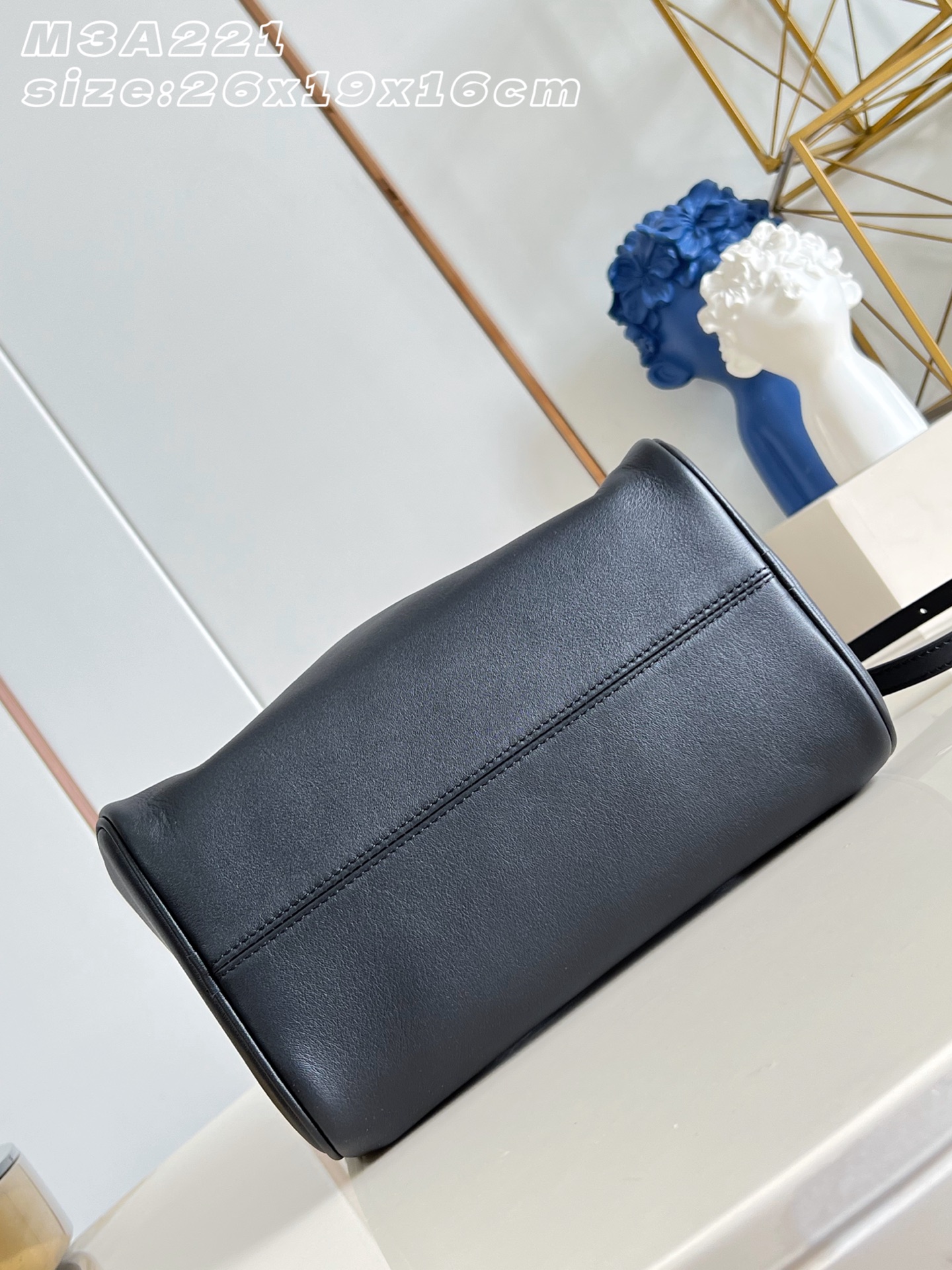 【顶级原单 M3A221 】本款 Speedpocket 小号手袋以亮泽牛皮革和 Monogram 涂层帆布塑造内外翻转