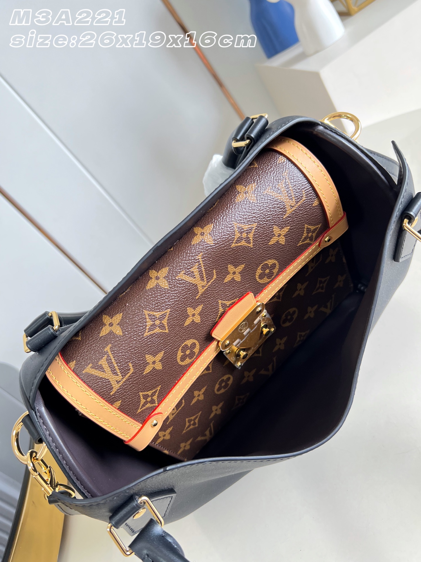 【顶级原单 M3A221 】本款 Speedpocket 小号手袋以亮泽牛皮革和 Monogram 涂层帆布塑造内外翻转