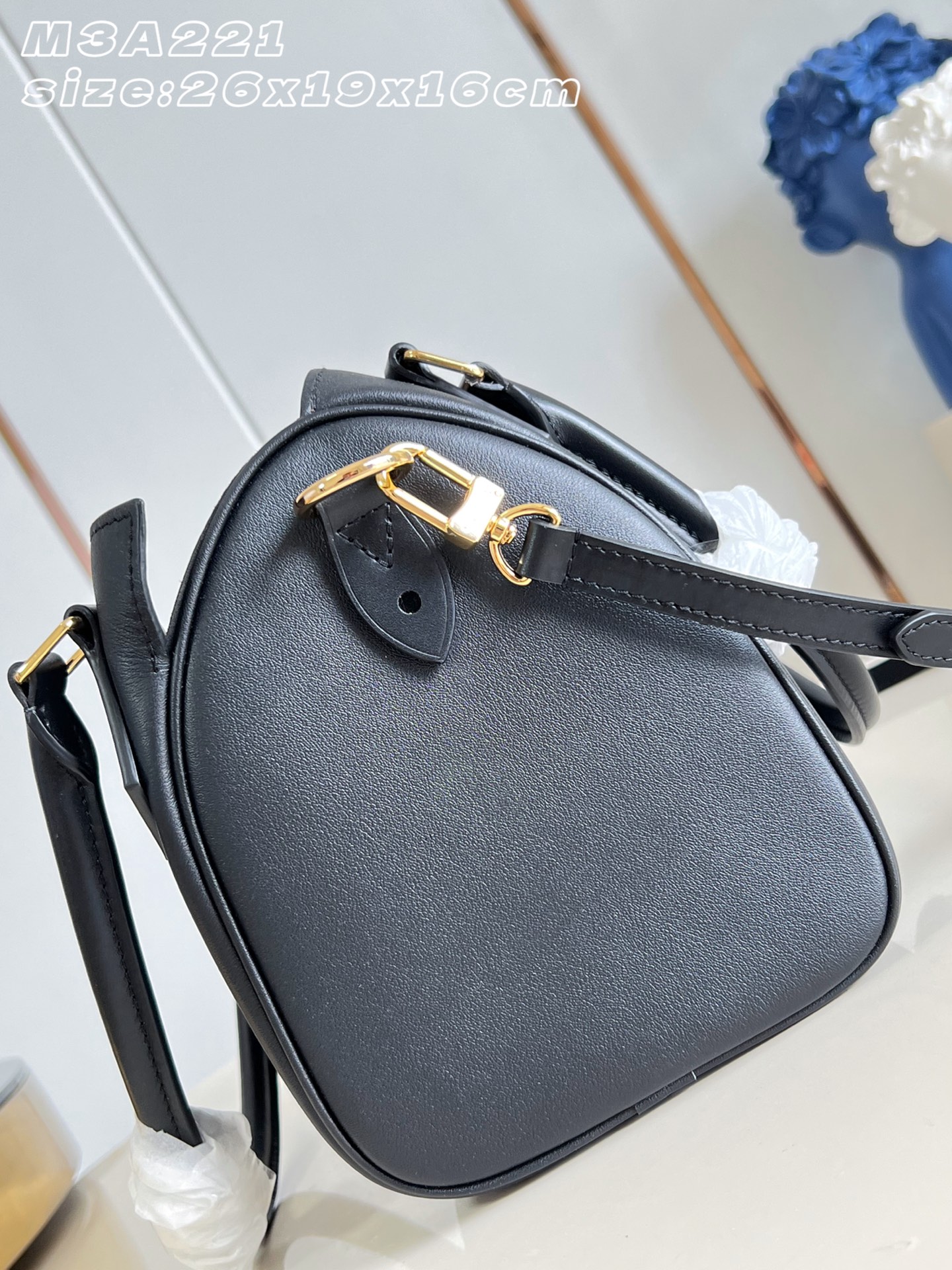 【顶级原单 M3A221 】本款 Speedpocket 小号手袋以亮泽牛皮革和 Monogram 涂层帆布塑造内外翻转