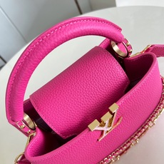 【顶级原单 M29608玫红/小号 】本款 Capucines BB 手袋出自 Flowergram 系列,将路易威登经 【顶级原单 M29608玫红/小号 】本款 Capucines BB 手袋出自 Flowergram 系列,将路易威登经