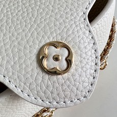 【顶级原单 M29608米黄/迷你 】 本款迷你手袋出自 Capucines Flowergram 系列,以经典色调渲染 【顶级原单 M29608米黄/迷你 】 本款迷你手袋出自 Capucines Flowergram 系列,以经典色调渲染