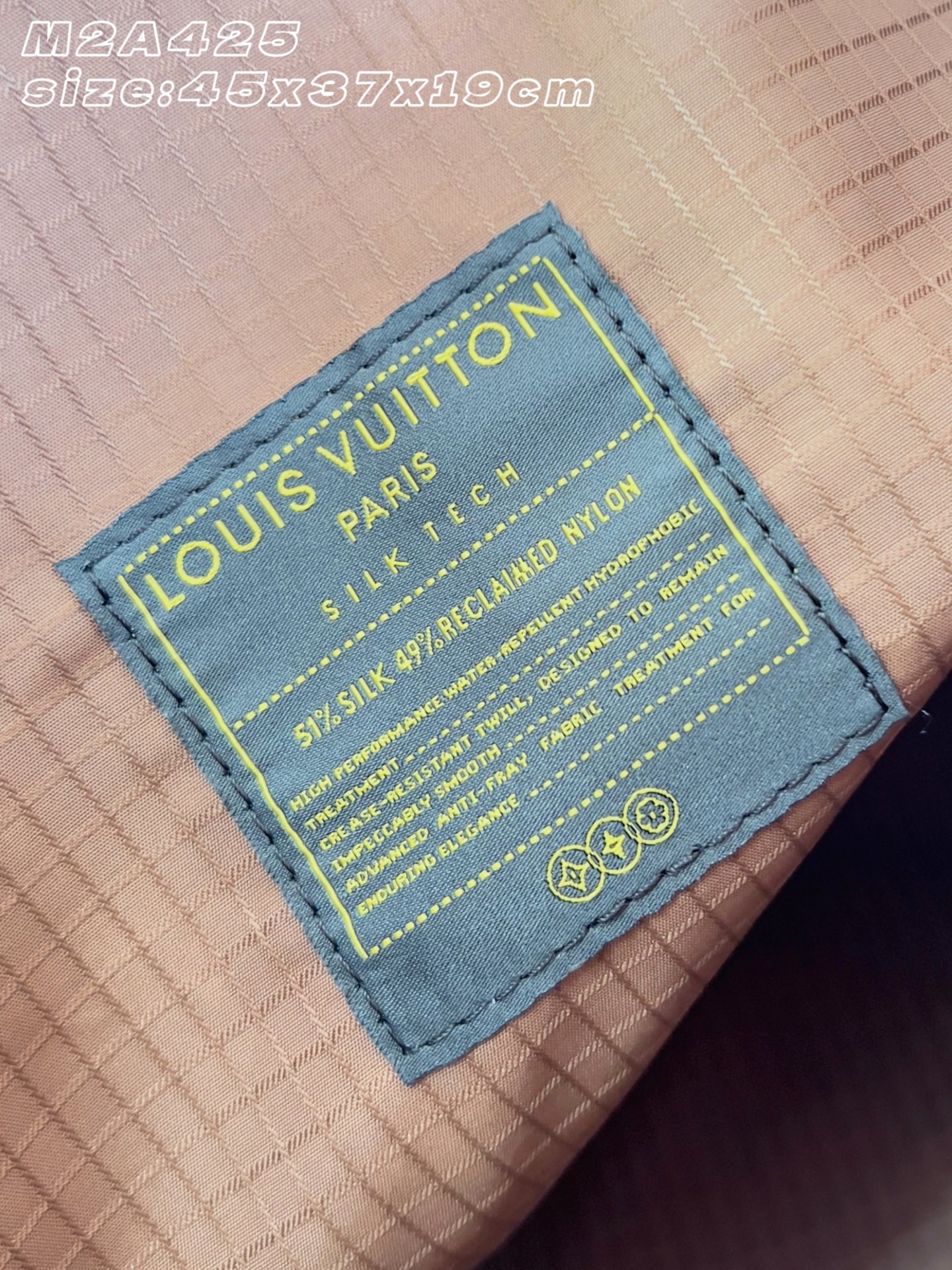 【顶级原单 M2A425 】這款Jet Lag Bag採用Louis Vuitton Silk Tech製造,運用革新技 【顶级原单 M2A425 】這款Jet Lag Bag採用Louis Vuitton Silk Tech製造,運用革新技