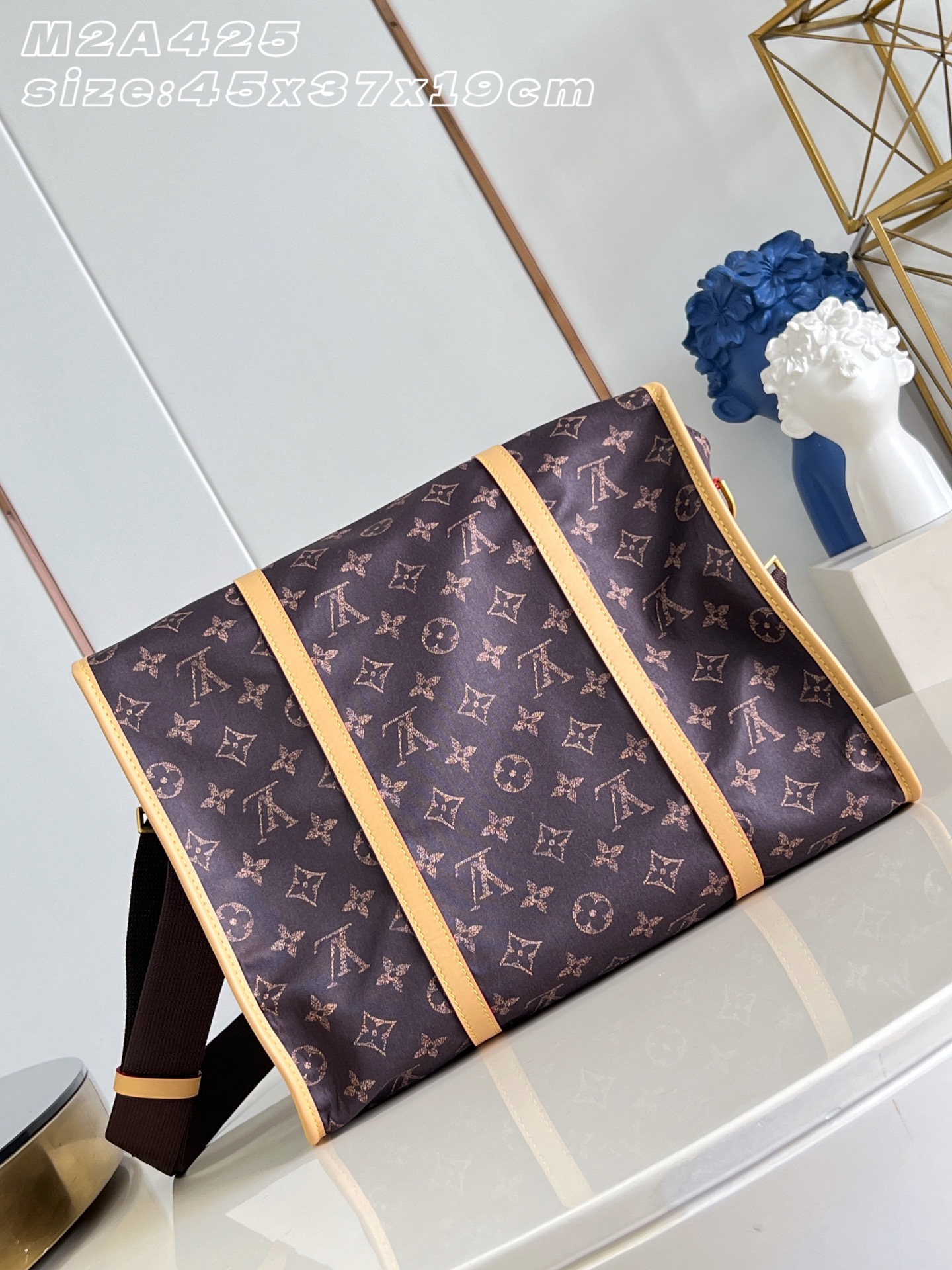 【顶级原单 M2A425 】這款Jet Lag Bag採用Louis Vuitton Silk Tech製造,運用革新技 【顶级原单 M2A425 】這款Jet Lag Bag採用Louis Vuitton Silk Tech製造,運用革新技