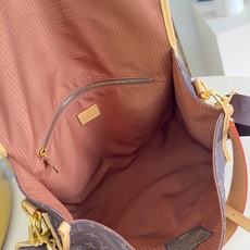【顶级原单 M2A425 】這款Jet Lag Bag採用Louis Vuitton Silk Tech製造,運用革新技 【顶级原单 M2A425 】這款Jet Lag Bag採用Louis Vuitton Silk Tech製造,運用革新技
