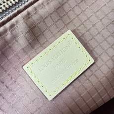 【顶级原单 M2A425 】這款Jet Lag Bag採用Louis Vuitton Silk Tech製造,運用革新技 【顶级原单 M2A425 】這款Jet Lag Bag採用Louis Vuitton Silk Tech製造,運用革新技
