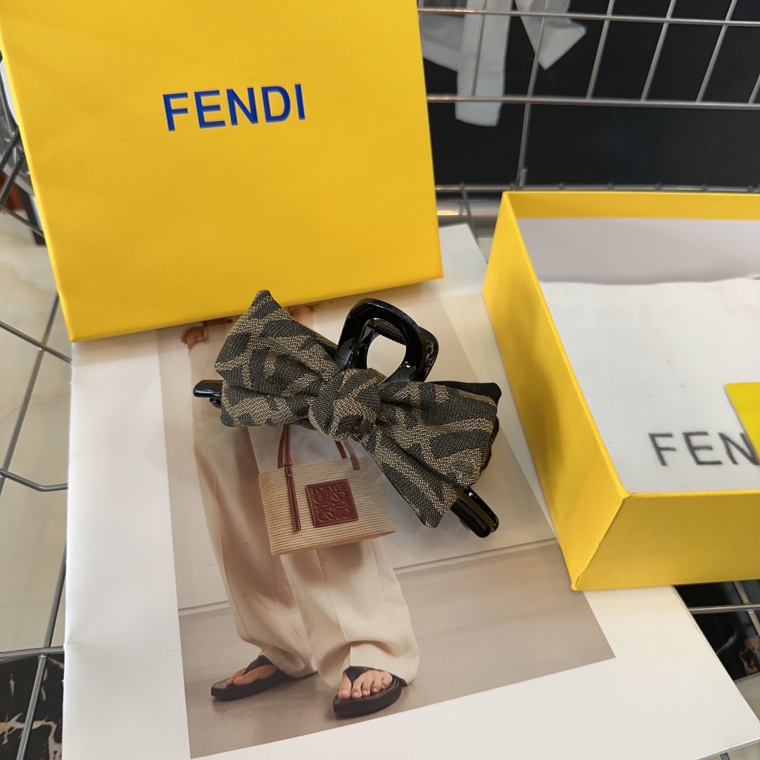 ldee配包装盒 FENDI （芬迪 ）新款F抓夹，复古气质美，简约百搭，小姐姐必备