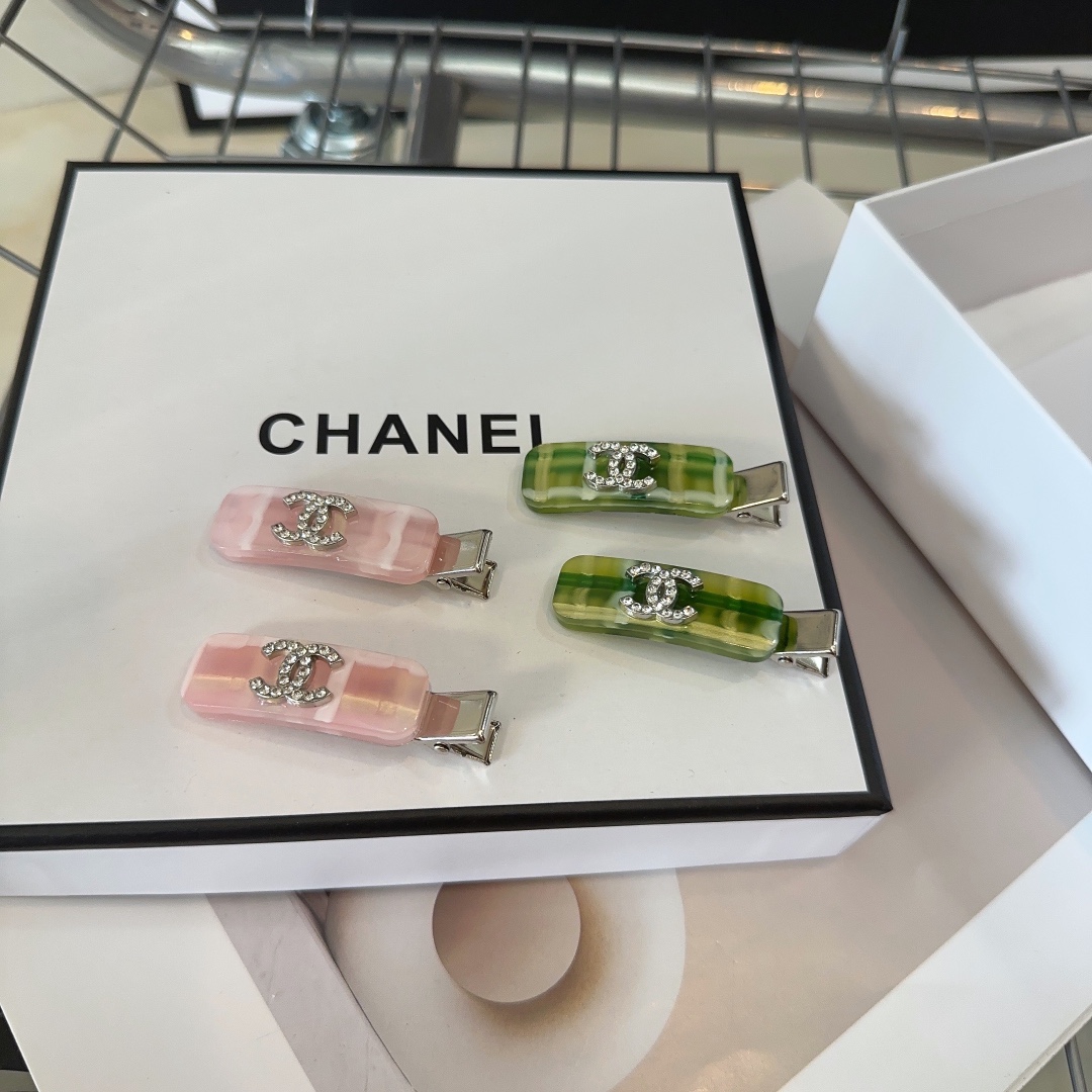 qdew配包装盒（一对）Chane*l（香奈儿）最火爆新款边夹刘海夹，绝美的一款！时尚潮品，实物更好看