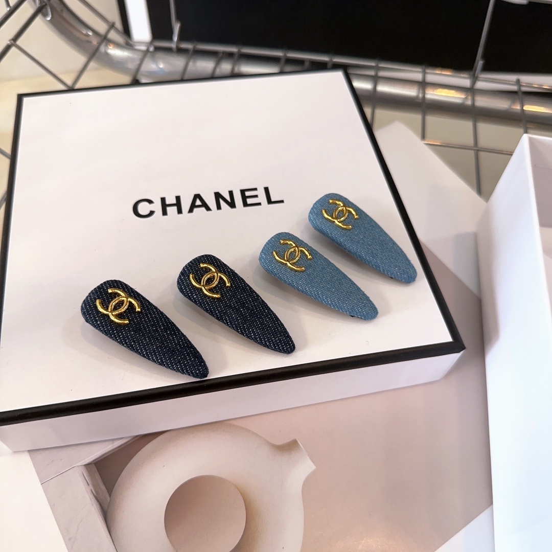 NO:277037,P with packaging box (one pair) Chanel's latest small fragrance edge clip bang clip, fashionable denim series, simple and practical, fashionable and trendy!  A must-have for fairies…hairpins, hairpins, chanel, chanel, hairpins19860909P 配包装盒（一对） Chanel (香奈儿)最新小香边夹刘海夹,时尚牛仔布系列,简单实用,时尚潮流！小仙女必备…发夹,发夹,chanel,chanel,hairpins,accessory