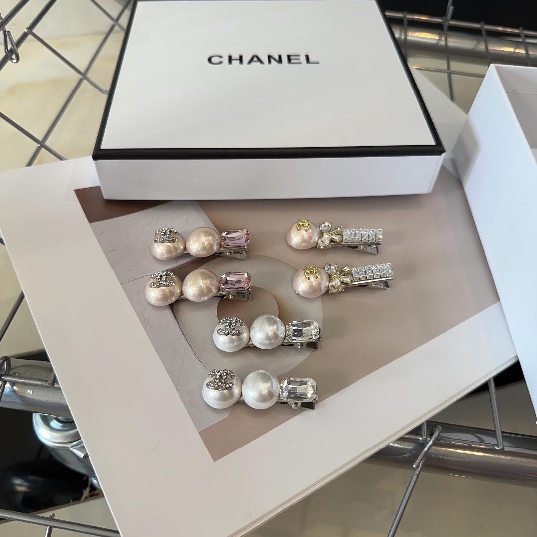 qdew配包装盒（一对）Chane*l (香奈儿)最新小香爆款，重手工珍珠钻石边夹刘海夹，绝美的一款！小仙女必备