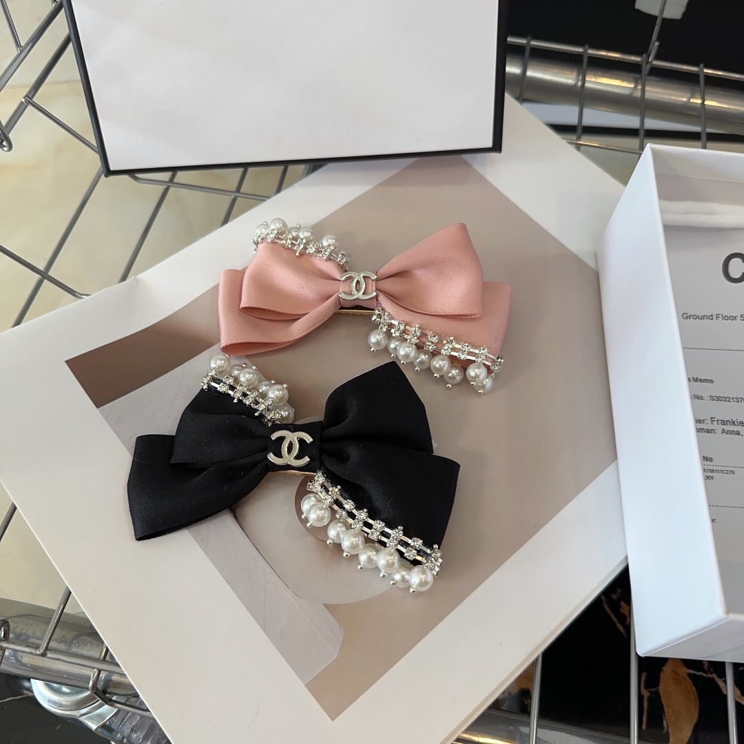 NO:277045,P with packaging box Chanel (Chanel) latest small-flavored duck-billed hairpin, super beautiful!  A very famous lady style, a must-have for a little fairy... Hairpins, hairpins, chanel, chanel, hairpins19860909P 配包装盒 Chanel (香奈儿)最新款小香爆款鸭嘴发夹,超级好看！名媛范儿十足,小仙女必备…发夹,发夹,chanel,chanel,hairpins,accessory