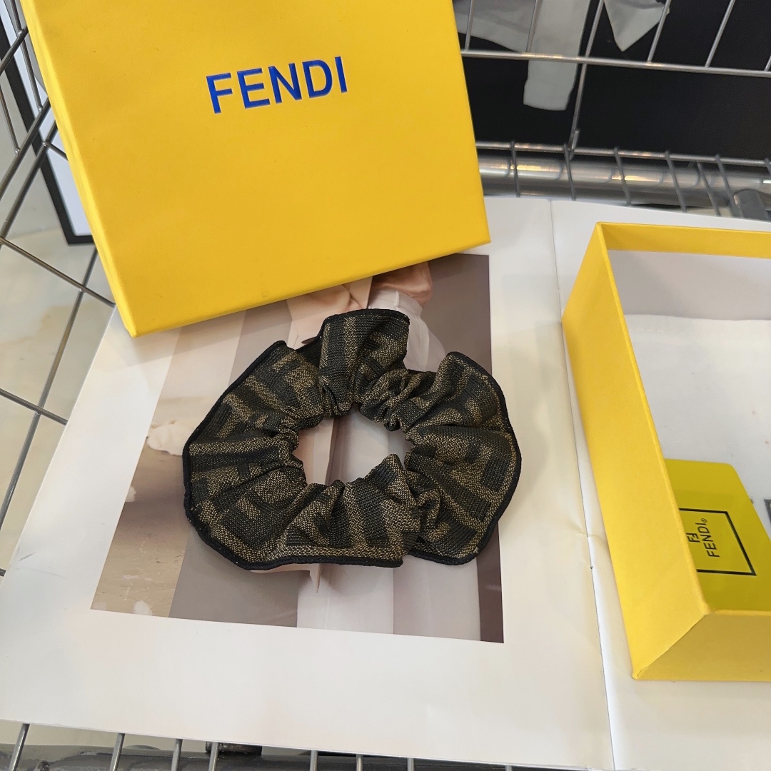 NO:277049,P with packaging box FENDI's new F-hair ring, retro temperament and beauty, simple and versatile!  The young lady closed her eyes and went into...hairpins, hairpins, fendi, fendi, hairpins19860909P 配包装盒 FENDI（芬迪）新款F发圈,复古气质美,简约百搭！小姐姐闭眼入…发夹,发夹,fendi,fendi,hairpins,accessory