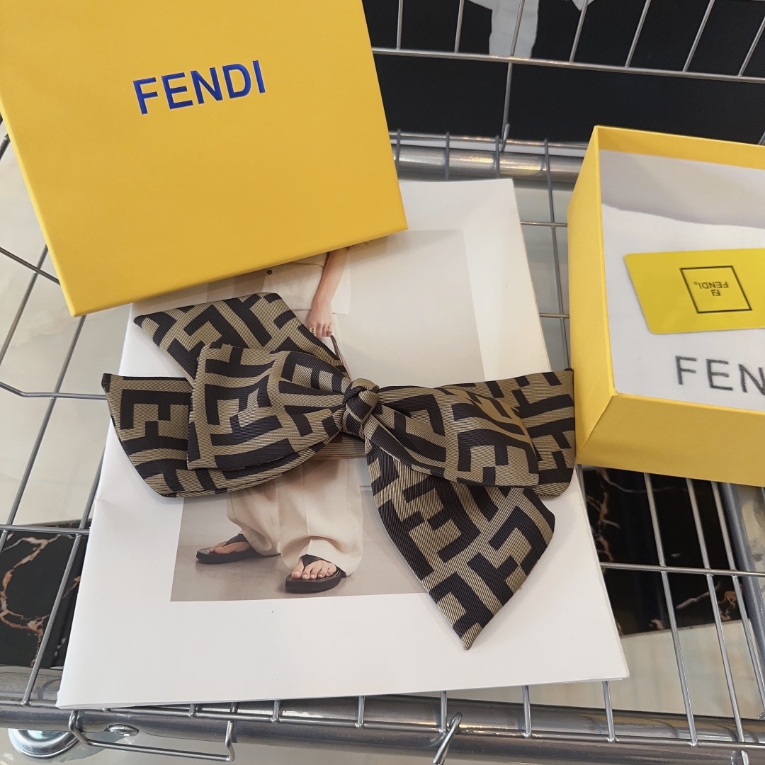 ldee配包装盒 FENDI （芬迪 ）新款F发夹顶夹，复古气质美，简约百搭！小姐姐闭眼入