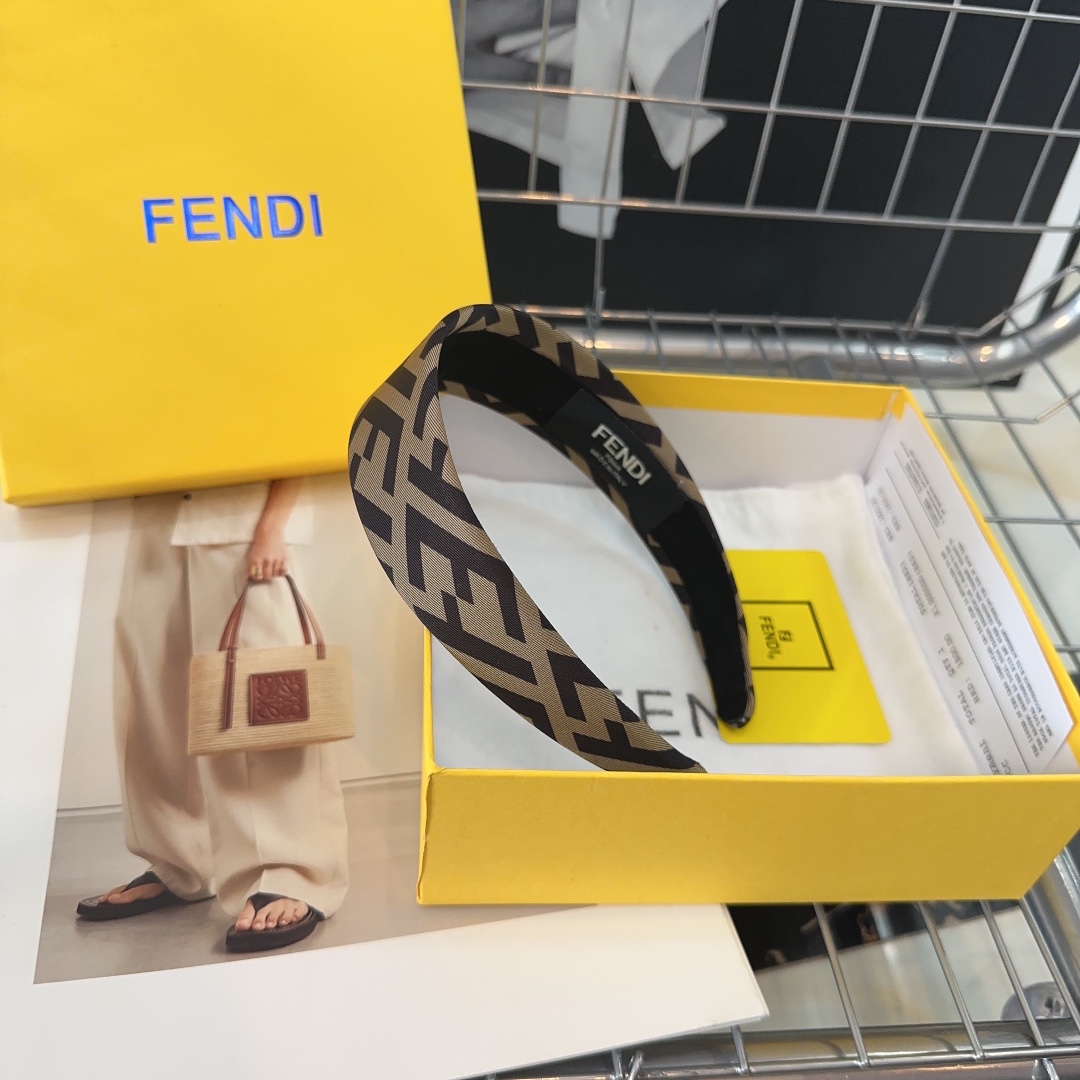 NO:277050,P with packaging box FENDI's new F headband, retro temperament and beauty, simple and versatile!  The young lady closed her eyes and went into...hairpins, hairpins, fendi, fendi, hairpins19860909P 配包装盒 FENDI（芬迪）新款F发箍,复古气质美,简约百搭！小姐姐闭眼入…发夹,发夹,fendi,fendi,hairpins,accessory