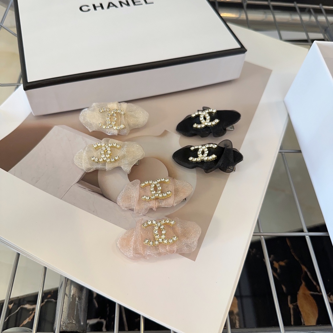 NO:277076,P with packaging box (one pair) Chanel (Chanel) latest hot-scented side clip bangs, a beautiful one!  A must-have for fairies…hairpins, hairpins, chanel, chanel, hairpins19860909P 配包装盒（一对） Chanel (香奈儿)最新小香爆款边夹刘海夹,绝美的一款！小仙女必备…发夹,发夹,chanel,chanel,hairpins,accessory
