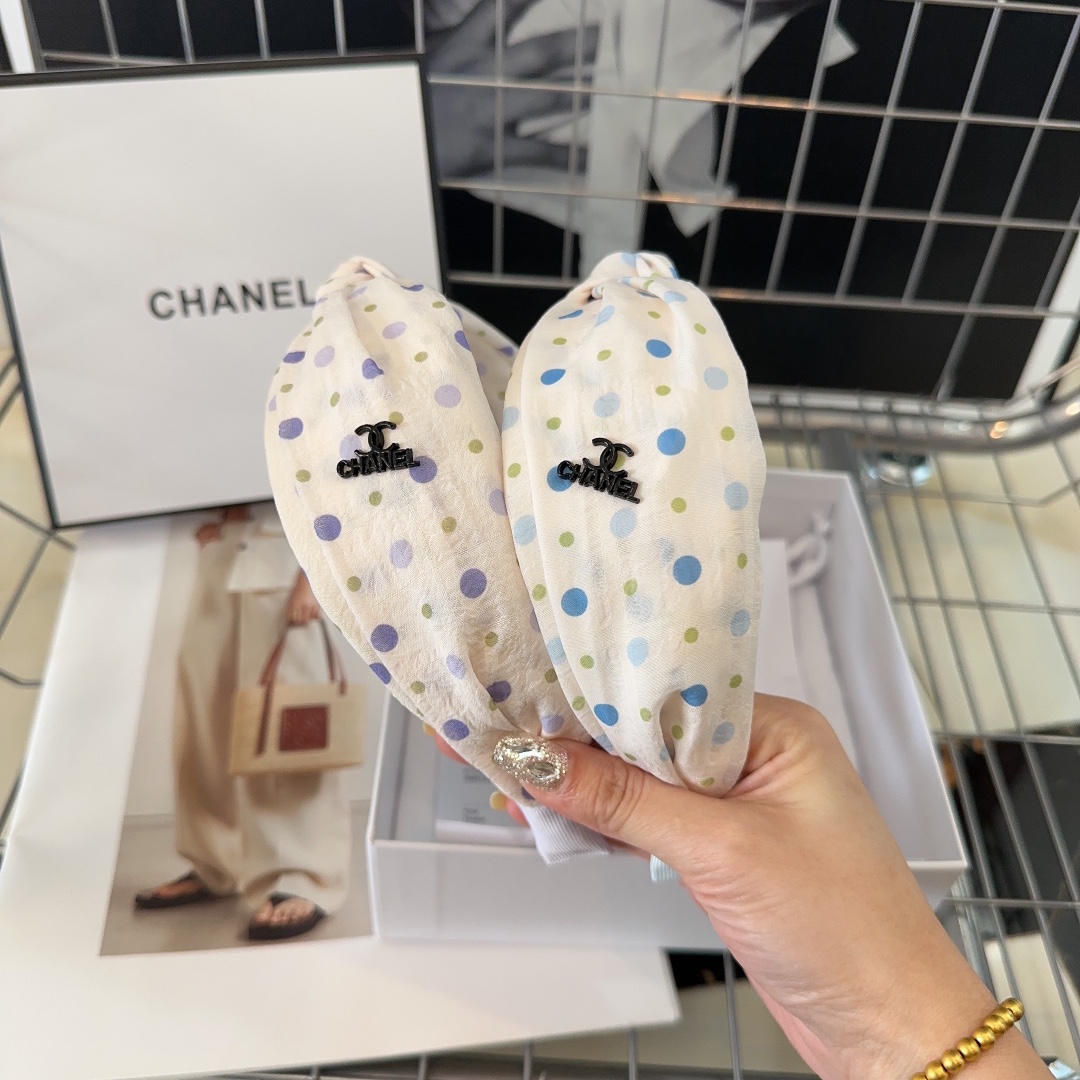 NO:277081,P with packaging box Chanel's latest small shampoo dot headband, simple and practical, fashionable and trendy!  A must-have for fairies…hairpins, hairpins, chanel, chanel, hairpins19860909P 配包装盒 Chanel (香奈儿)最新小香波点发箍,简单实用,时尚潮流！小仙女必备…发夹,发夹,chanel,chanel,hairpins,accessory