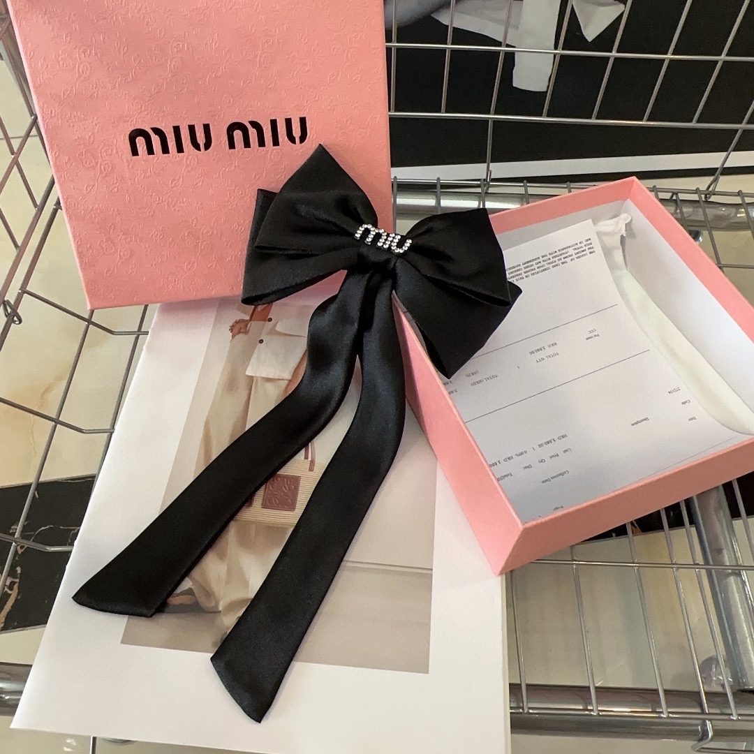 NO:277086,P Heavy star quality miumiu long-tail duckbill top clip, a magic weapon for turning beautiful women!  Simple and elegant The more you look, the better it looks. It is definitely worth buying hairpins, hairpins, miumiu, hairpins19860909P 重磅星级品质 miumiu长尾鸭嘴顶夹 小姐姐变美神器！简单优雅 越看越好看,绝对值得入手发夹,发夹,miumiu,hairpins,accessory