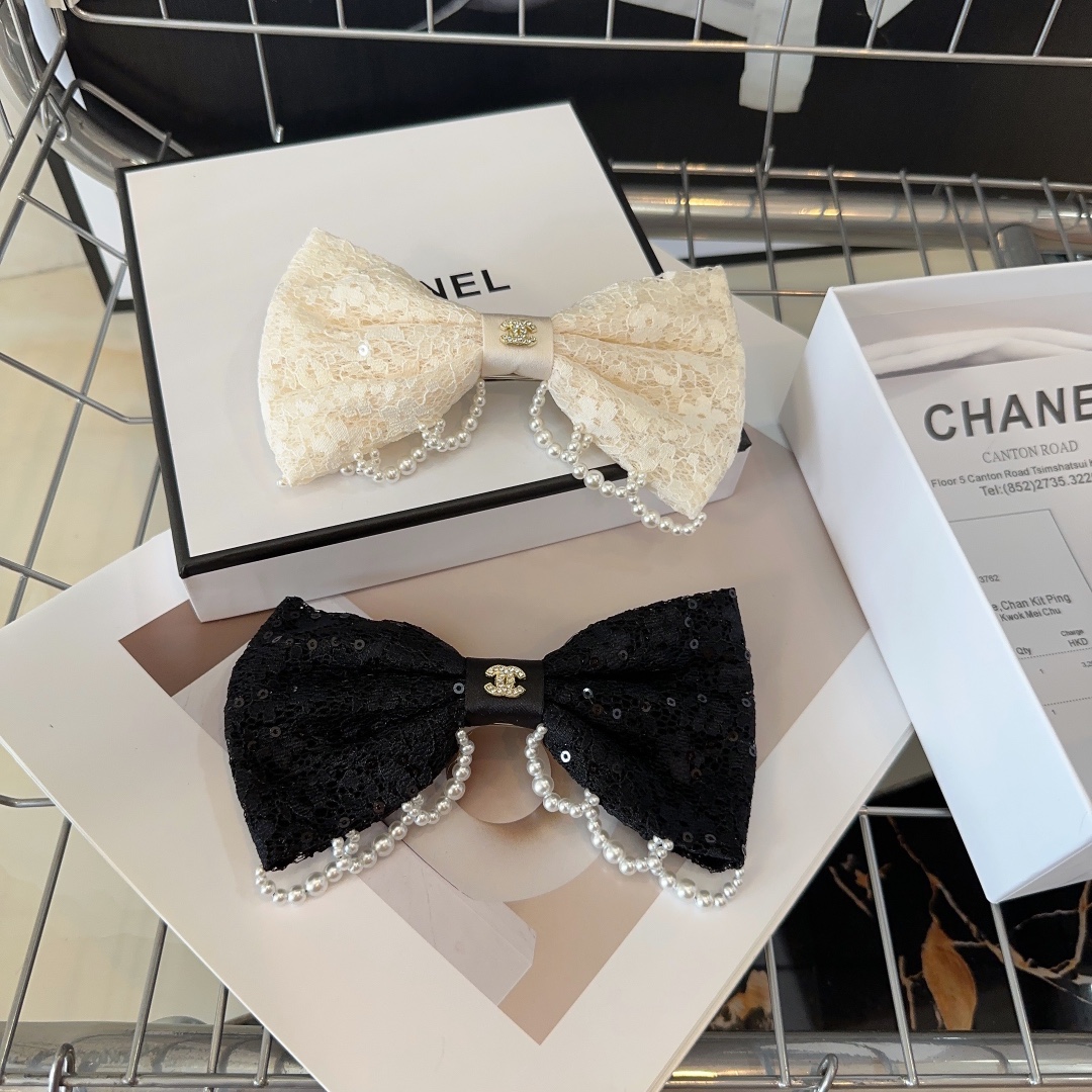 NO:277061,P with packaging box Chanel's latest small fragrance spring top clip, lace with small pearls, fashion trend!  A celebrity style, a must-have for little fairies... Hairpins, hairpins, chanel, chanel, hairpins19860909P 配包装盒 Chanel (香奈儿)最新小香弹簧顶夹,蕾丝搭配小珍珠,时尚潮流！名媛范十足,小仙女必备…发夹,发夹,chanel,chanel,hairpins,accessory
