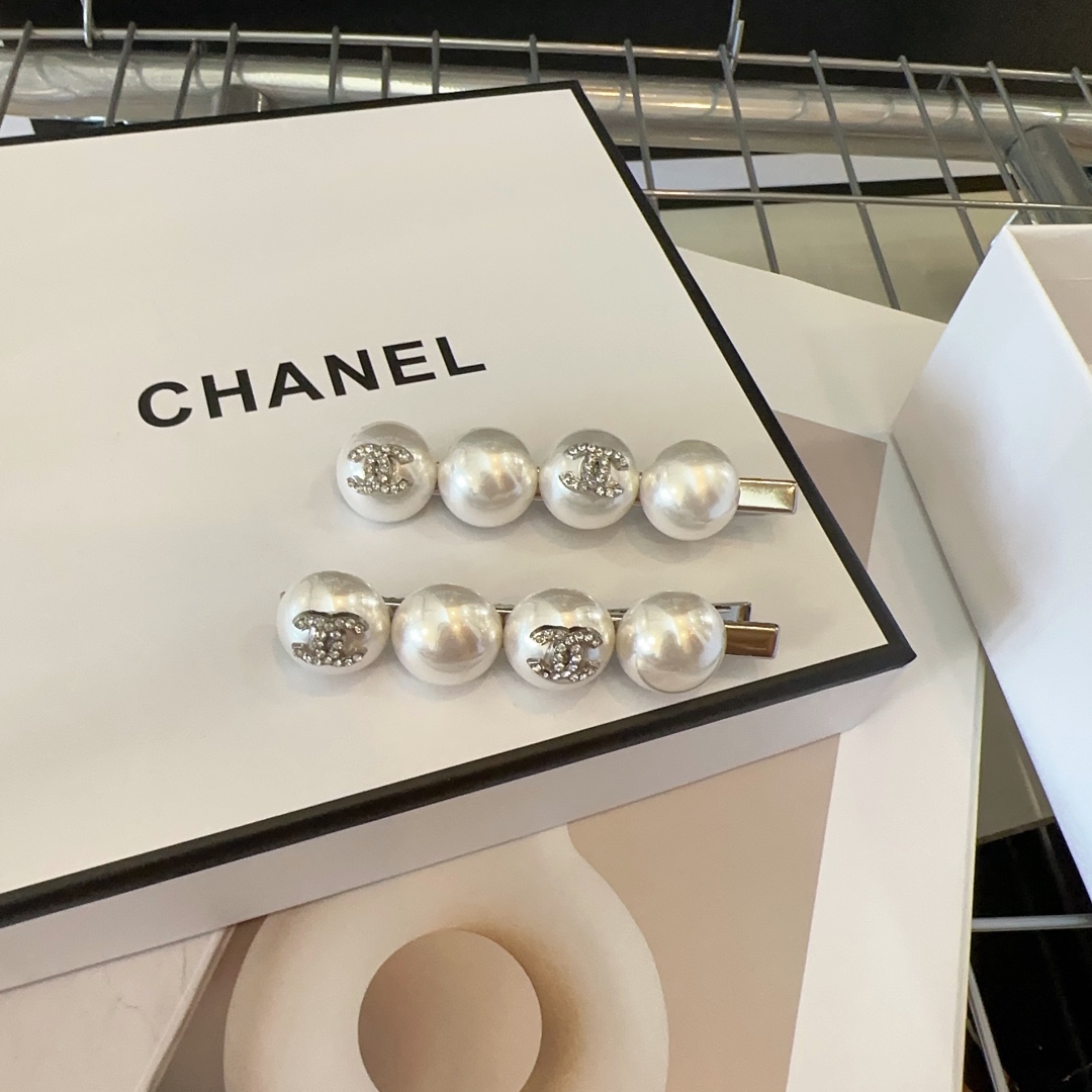 NO:277065,P with packaging box Chanel's latest small fragrance edge clip bang clip, fashionable and fashionable product, a beautiful one!  A must-have for fairies…hairpins, hairpins, chanel, chanel, hairpins19860909P 配包装盒 Chanel (香奈儿)最新小香边夹刘海夹,时尚潮品,绝美的一款！小仙女必备…发夹,发夹,chanel,chanel,hairpins,accessory