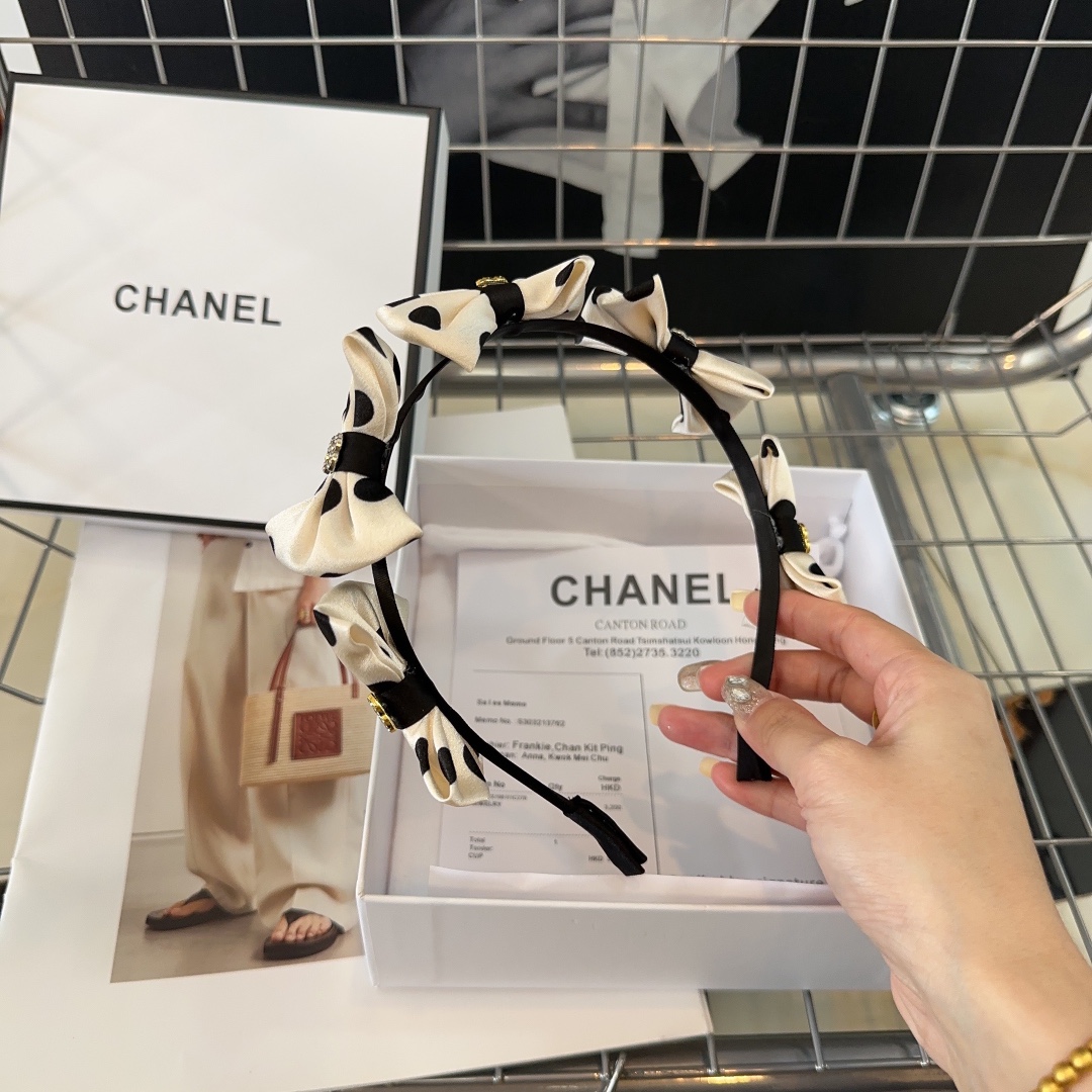 NO:277072,P with packaging box Chanel's latest popular small fragrant hairband, the real thing is so beautiful!  The elegant little fairy looks over and it is very worth buying a hairpin, hairpin, chanel, chanel, hairpins19860909P 配包装盒 Chanel（香奈儿）最新爆款小香发箍,实物好美啊！优雅的小仙女看过来,非常值得入手一款发夹,发夹,chanel,chanel,hairpins,accessory