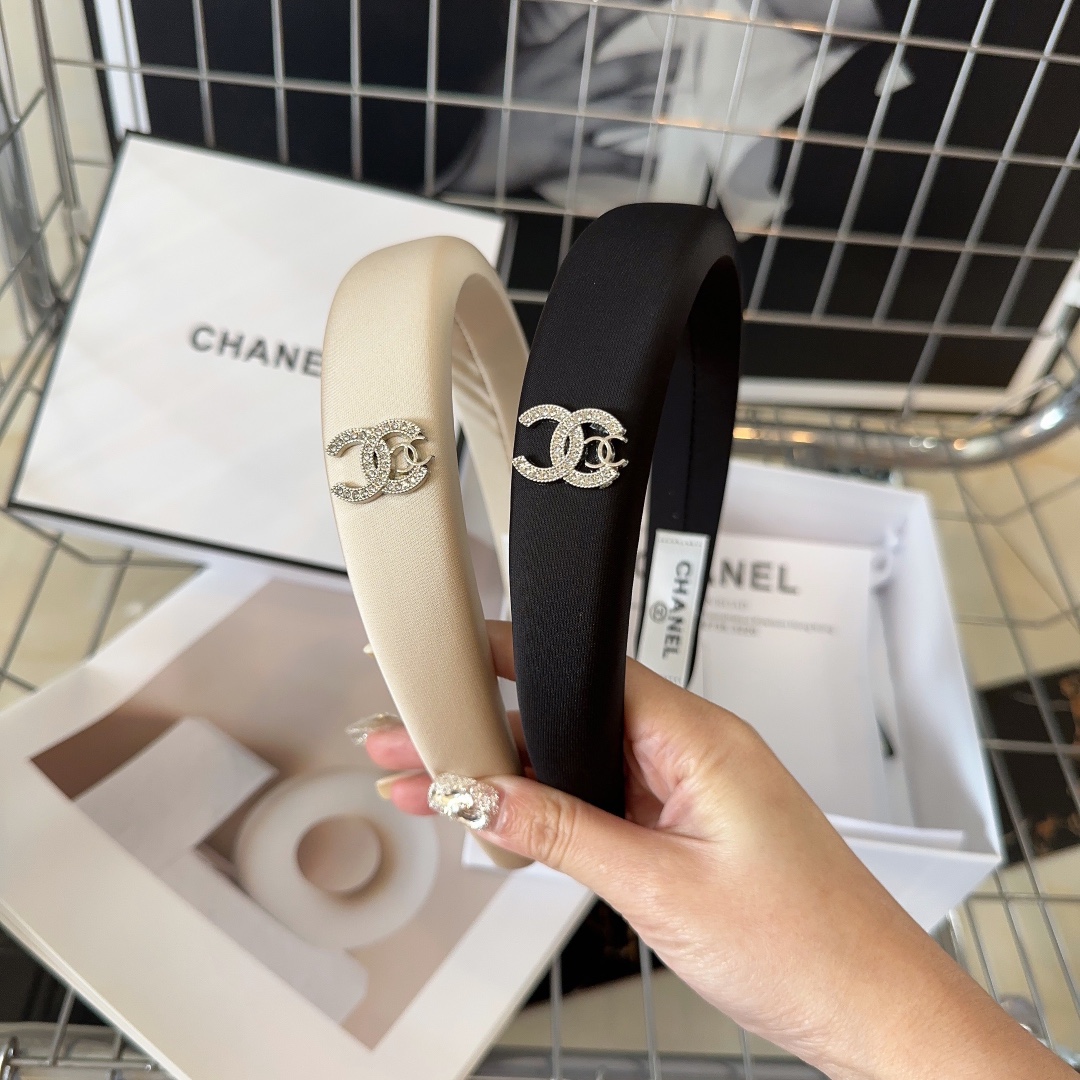 NO:277555,P with packaging box Chanel's latest small fragrant hairband, fashionable items, full of celebrity style!  A must-have for fairies…hairpins, hairpins, chanel, chanel, hairpins19860909P 配包装盒 Chanel (香奈儿)最新款小香发箍,时尚单品,名媛范儿十足！小仙女必备…发夹,发夹,chanel,chanel,hairpins,accessory