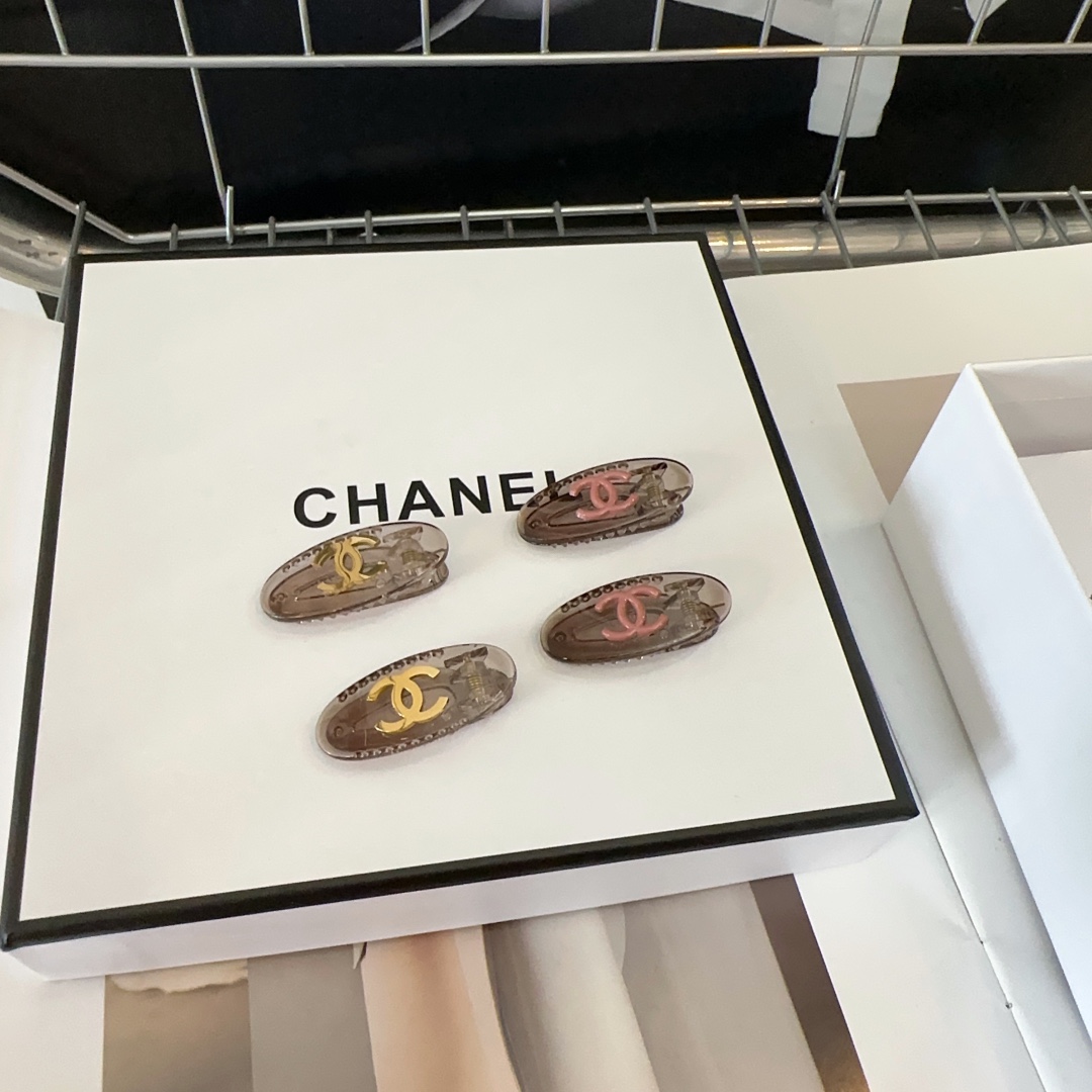 NO:277577,P with packaging box (one pair) Chanel (Chanel) latest small fragrance edge clip bang clip, simple and practical, fashionable and trendy!  A must-have for fairies…hairpins, hairpins, chanel, chanel, hairpins19860909P 配包装盒（一对） Chanel (香奈儿)最新小香边夹刘海夹,简单实用,时尚潮流！小仙女必备…发夹,发夹,chanel,chanel,hairpins,accessory