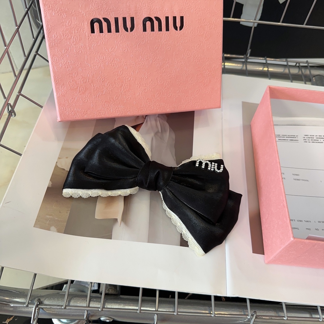 NO:277589,P packing box Miumiu's new spring top clip is simple and elegant, full of celebrity style, and is very worth buying!  hairpins, hairpins, miumiu, hairpins19860909P 配包装盒 miumiu新款弹簧顶夹,简单优雅,名媛范十足,非常值得入手！发夹,发夹,miumiu,hairpins,accessory