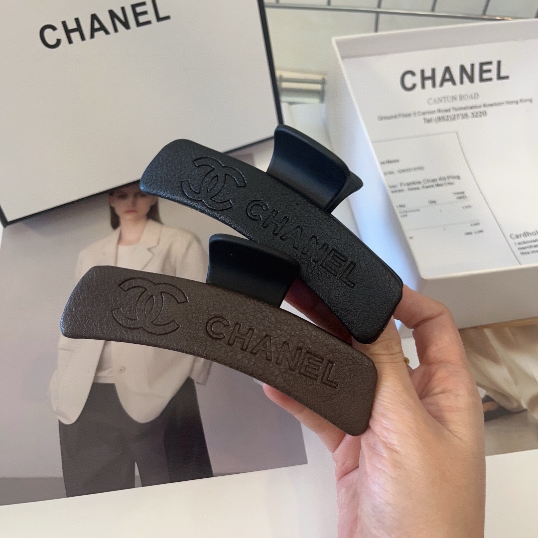 NO:277597,P with packaging box (single) Chanel new leather shark clip, personalized retro style, full of high-end feeling!  Sweet and cool atmosphere full of... hairpins, hairpins, chanel, chanel, hairpins19860909P 配包装盒（单个） Chanel (香奈儿)新款皮质鲨鱼夹,个性复古风,满满的高级感！甜酷氛围拉满…发夹,发夹,chanel,chanel,hairpins,accessory