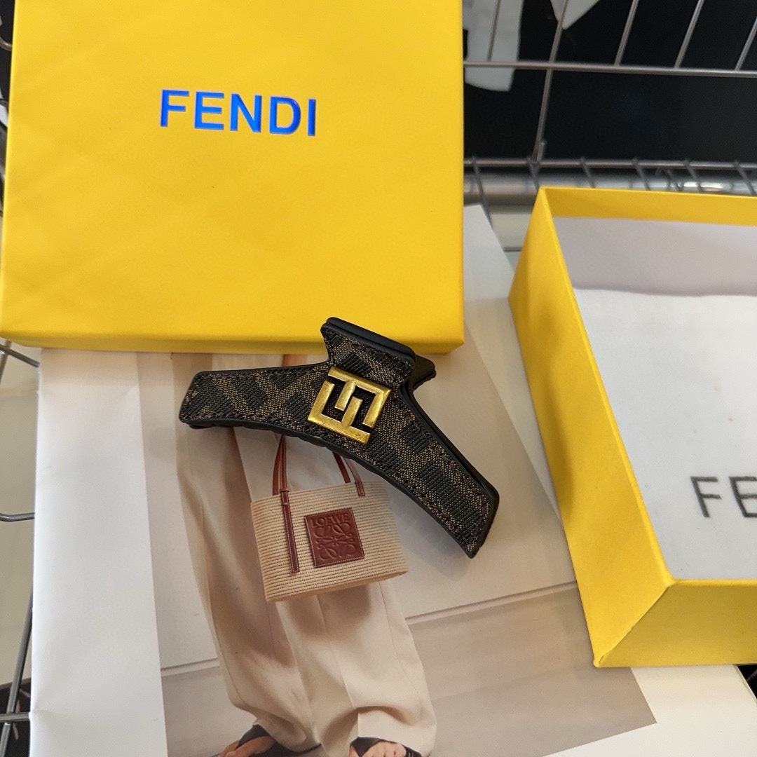 NO:277124,P with packaging box FENDI (Fendi) new F grab clip, retro temperament and beauty, simple and versatile, a must-have for little beauties... Hair accessories, hairpins, fendi, fendi, hairpins19860909P 配包装盒 FENDI（芬迪）新款F抓夹,复古气质美,简约百搭,小美女必备…发饰,发夹,fendi,fendi,hairpins,accessory