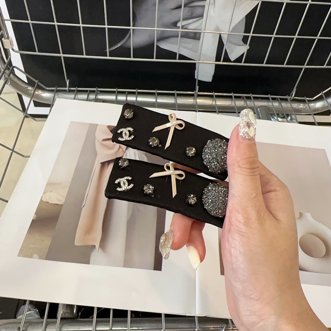 NO:277133,P with packaging box (one pair) Chanel (Chanel) latest hot-scented side clip bang clip, a beautiful one!  Fashionable products, must-have for little fairies...Hair accessories, hairpins, chanel, chanel, hairpins19860909P 配包装盒（一对） Chanel (香奈儿)最新小香爆款边夹刘海夹 绝美的一款！时尚潮品,小仙女必备…发饰,发夹,chanel,chanel,hairpins,accessory