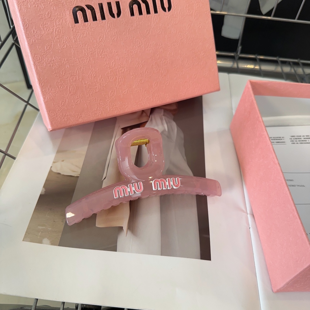 NO:277116,P packing box Miumiu new grab clip, simple and elegant, practical and versatile, essential hair accessories for people, hairpins, miumiu, hairpins19860909P 配包装盒 miumiu新款抓夹,简单优雅,实用百搭,人手必备发饰,发夹,miumiu,hairpins,accessory