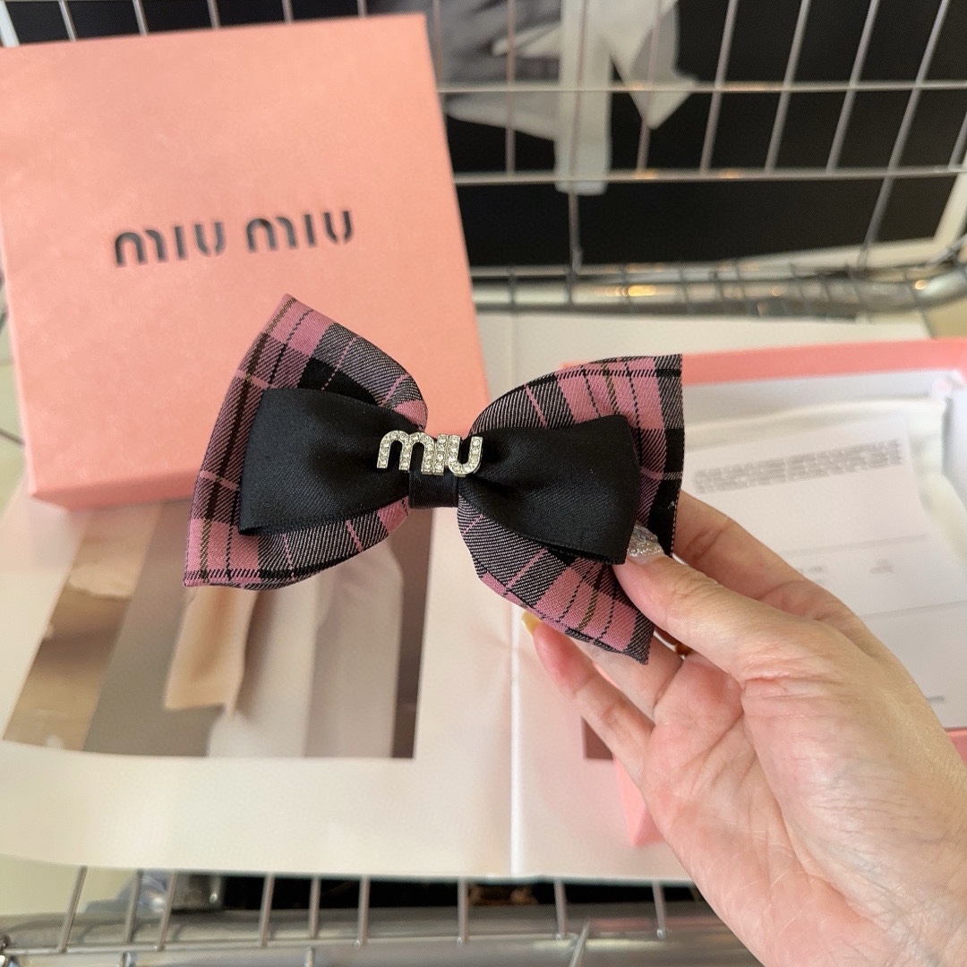 NO:277132,P with packaging box miumiu new letter duckbill clip simple and elegant, practical and versatile, very beautiful, absolutely worth buying!  Hair accessories, hairpins, miumiu, hairpins19860909P 配包装盒 miumiu新款字母鸭嘴夹 简单优雅,实用百搭,非常好看,绝对值得入手！发饰,发夹,miumiu,hairpins,accessory