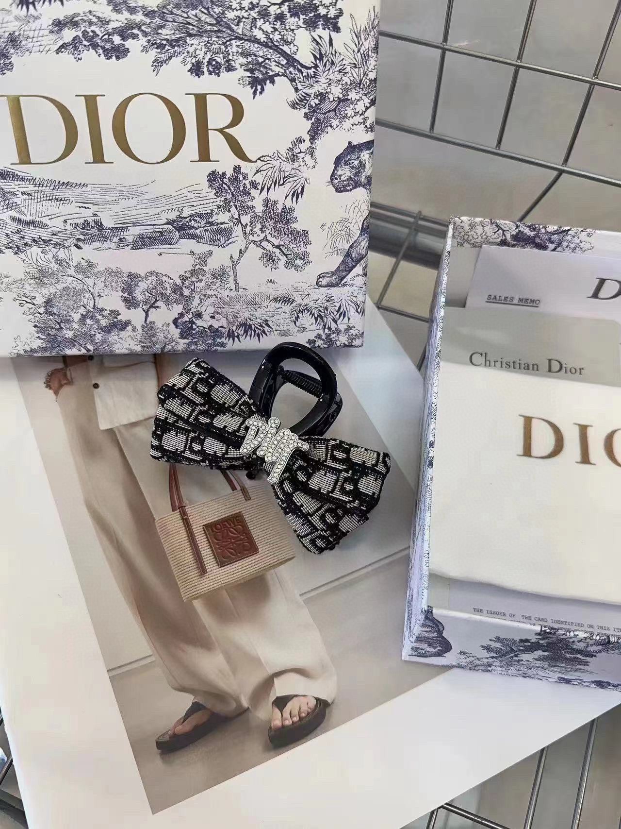 NO:277135,P with packaging box Dior D letter clip, it looks so beautiful at first glance!  Matched with exquisite logo, fashionable and versatile, young ladies must-have hair accessories, hairpins, dior, dior, hairpins19860909P 配包装盒 Dior（迪奥）D字母抓夹,一眼看过去好美啊！搭配精致的Logo,时尚又百搭,小姐姐必入款发饰,发夹,dior,dior,hairpins,accessory