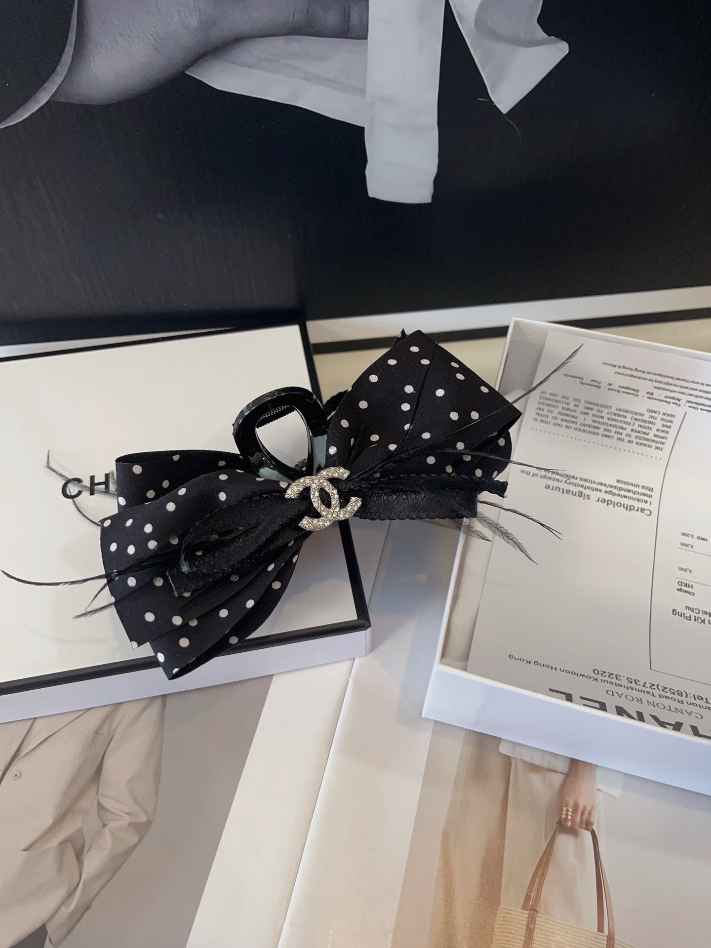 NO:277139,P with packaging box Chanel (Chanel) latest hottest little scent clip, so beautiful style, exquisite and elegant lady, it is very worth buying a hair accessories, hairpins, chanel, chanel, hairpins19860909P 配包装盒 Chanel（香奈儿）最新爆款小香抓夹,好美的款,精致优雅的小姐姐看过来,非常值得入手一款发饰,发夹,chanel,chanel,hairpins,accessory