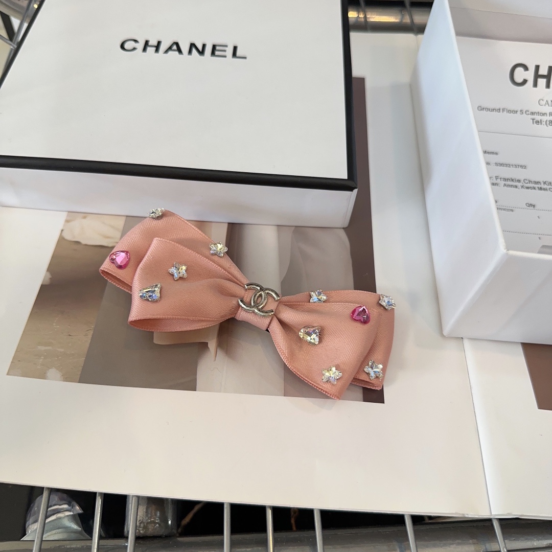 NO:277804,P with packaging box Chanel (Chanel) latest small-flavor hot duckbill clip, super beautiful!  A very famous lady style, a must-have for a little fairy... Hairpins, hairpins, chanel, chanel, hairpins19860909P 配包装盒 Chanel (香奈儿)最新款小香爆款鸭嘴夹,超级好看！名媛范儿十足,小仙女必备…发夹,发夹,chanel,chanel,hairpins,accessory
