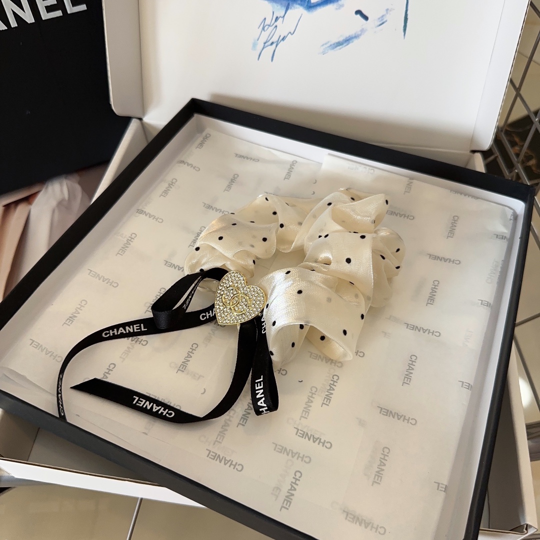 NO:277807,P with packaging box Chanel (Chanel)'s latest hot-scented product is released in the circle, a beautiful one!  Super good looking, very worth buying... Hairpins, hairpins, chanel, chanel, hairpins19860909P 配包装盒 Chanel (香奈儿)最新小香爆款发圈,绝美的一款！超级好看,非常值得入手…发夹,发夹,chanel,chanel,hairpins,accessory