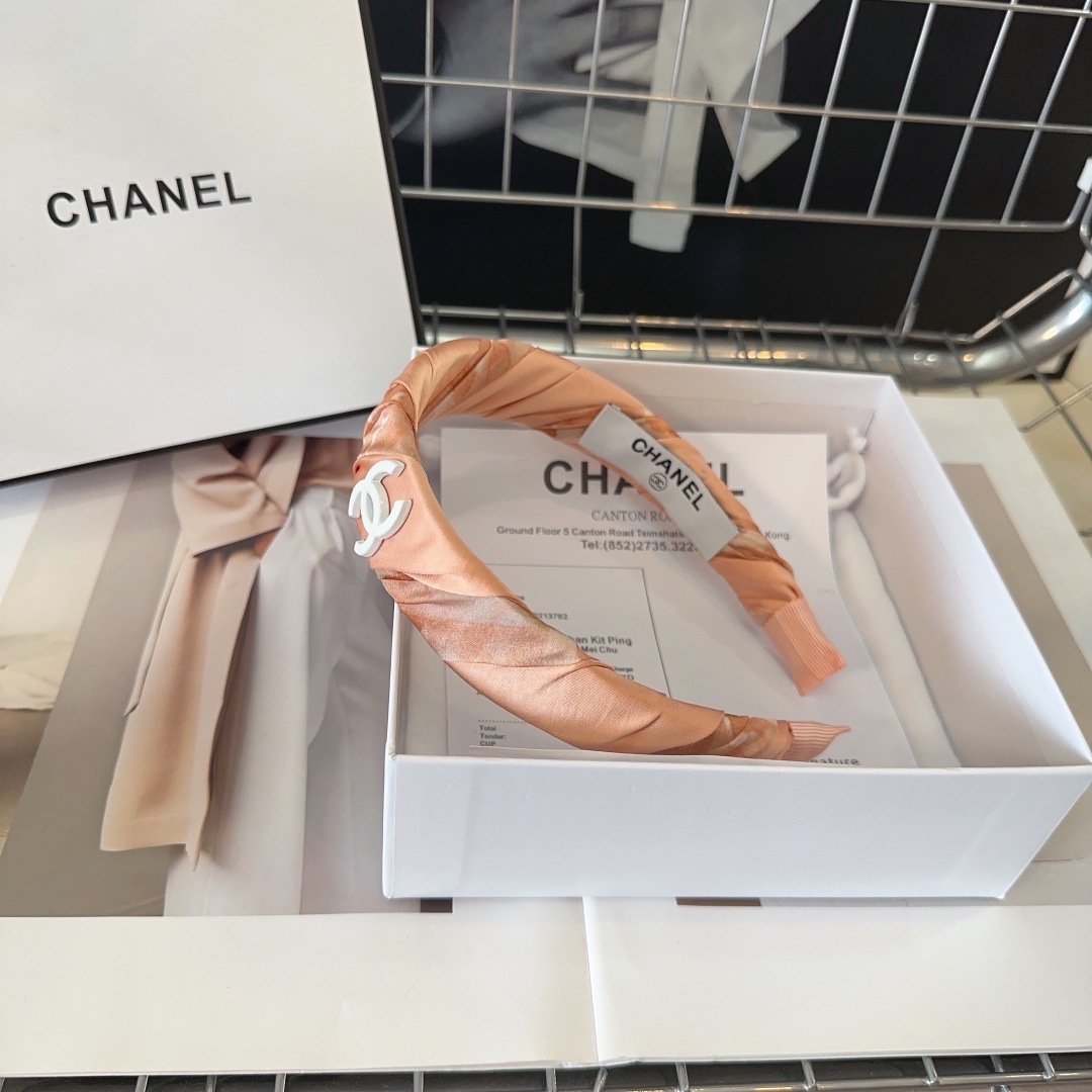NO:277825,P with packaging box Chanel (Chanel) latest small fragrance hit headband, new pink color, super beautiful!  A very famous lady style, a must-have for a little fairy... Hairpins, hairpins, chanel, chanel, hairpins19860909P 配包装盒 Chanel (香奈儿)最新款小香爆款发箍 桃红新色,超级好看！名媛范儿十足,小仙女必备…发夹,发夹,chanel,chanel,hairpins,accessory